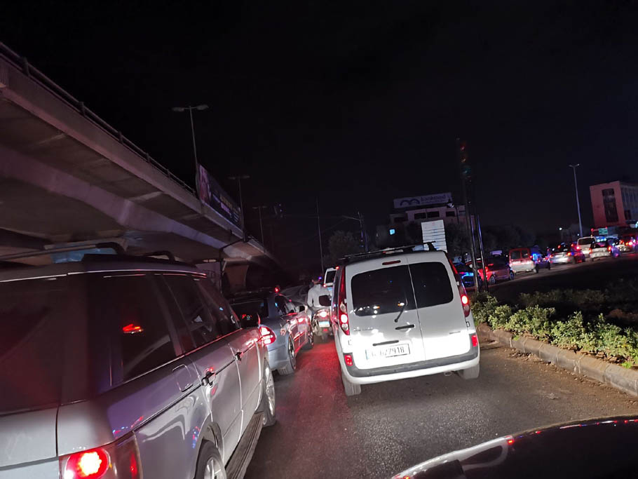 بالصور في بلد العجائب المواطنون محبوسون في سياراتهم لساعات طويلة على اوتوستراد خلدة من أجل تصوير فيلم شهابية نيوز كوم